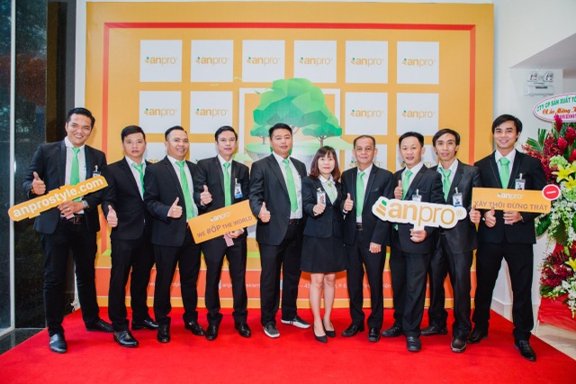 Màn “chào sân” ấn tượng của AnPro tại miền Nam - 2 Trong buổi khai trương showroom tại TP.Hồ Chí Minh có sự tham gia của Bà Nguyễn Lệ Hằng Phó Tổng Giám đốc của Tập đoàn An Phát Holdings (APH), đại diện Thương hiệu Nhựa kiến trúc AnPro Tổng Giám đốc Ông Nguyễn Minh Tuân, Bà Hoàng Hải Yến Phó Giám đốc Thương hiệu Nhựa kiến trúc AnPro cùng các CBNV của Tập đoàn An Phát Holdings. Đặc biệt có sự tham gia của các đơn vị nhà phân phối và đại lý chính thức của thương hiệu AnPro, các khách hàng thân thiết trên cả nước cùng góp mặt chứng kiến buổi lễ khai trương và ký kết hợp tác giữa Nhà phân phối, đại lý & AnPro.
