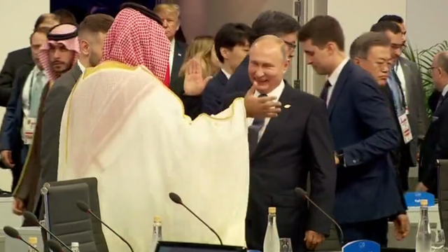 Màn chào hỏi “lạ” của Tổng thống Putin và Thái tử Ả rập Xê út - 1
Tổng thống Putin chào Thái tử Ả rập Xê út tại một cuộc họp trong khuôn khổ thượng đỉnh G20. (Ảnh: RT)