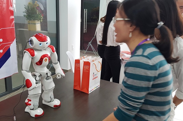 Xem robot thông minh Nhật Bản giao tiếp với con người - 4 Robot thông minh từ Nhật Bản nói chuyện với con người bằng tiếng Anh
