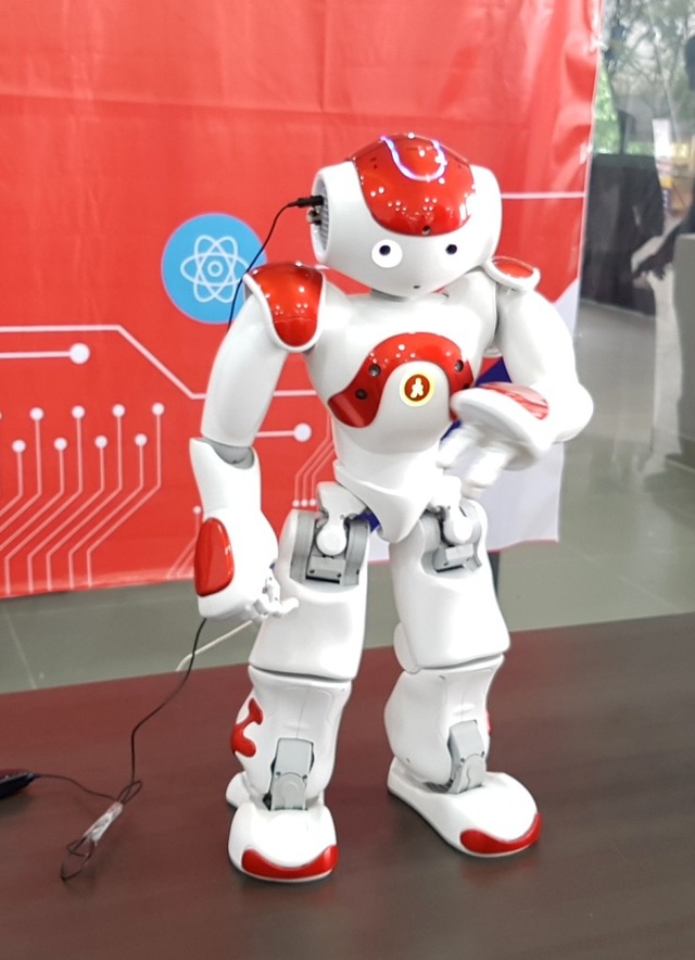 Xem robot thông minh Nhật Bản giao tiếp với con người - 8 Robot NAO có thể nói 19 loại ngôn ngữ khác nhau