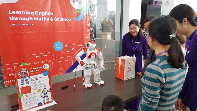 Xem robot thông minh Nhật Bản giao tiếp với con người - 7 Chú robot thông minh là tiêu điểm khi tạo nhiều tiếng cười cho mọi người bởi sự thông minh và đáng yêu