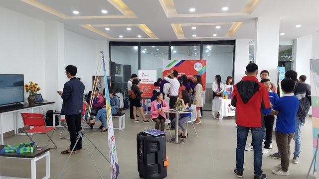 Xem robot thông minh Nhật Bản giao tiếp với con người - 3 Các sinh viên trường ĐH Phú Xuân hào hứng với triển lãm công nghệ