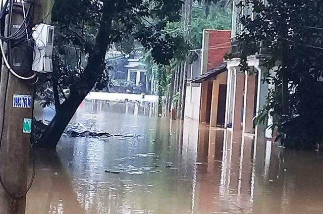 Nước lũ dâng cao chưa từng có trong vòng 20 năm qua - 2 Nước ngập sâu tại thị trấn Bồng Sơn (huyện Hoài Nhơn, Bình Định - ảnh Diệp Bảo Sương).