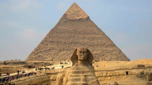 Cặp đôi du khách cởi đồ trần trụi trên đỉnh kim tự tháp Giza nổi tiếng - 2 Kim tự tháp là chốn linh thiêng, đồng thời là niềm tự hào của người dân Ai Cập