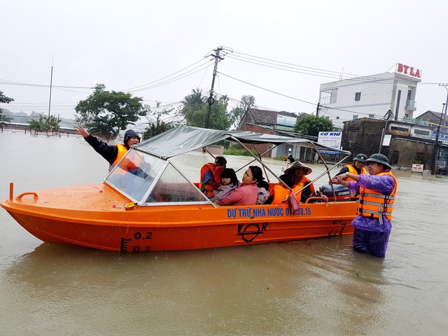 Hai người chết do lũ, sơ tán hơn 1.800 hộ dân đến nơi an toàn - 1
Lực lượng chức năng tỉnh Quảng Nam sơ tán người dân ở xã Tam Đàn, huyện Phú Ninh trong sáng ngày 10/12 đến nơi an toàn