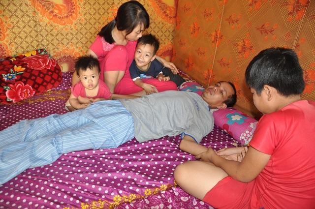 Bố tai nạn thập tử nhất sinh, 4 mẹ con gào khóc trong căn bếp đi ở nhờ - 1 Gia đình anh Diệp hiện đang ở nhờ căn bếp của người thân.
