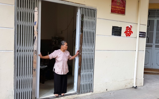 Hà Nội: Dân khốn đốn nhìn đất bị “nhảy dù”, chính quyền bất lực? - 1 Gia đình cụ Uy ở nhờ nhà cộng đồng cụm 4 phường Trung Phụng gần 3 năm nay.