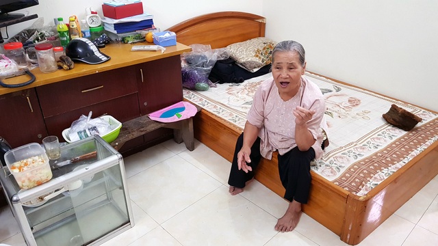 Hà Nội: Dân khốn đốn nhìn đất bị “nhảy dù”, chính quyền bất lực? - 2 Căn nhà chật hẹp chỉ đủ kê chiếc giường cho cụ Uy nằm, mọi người phải ngủ dưới nền nhà.