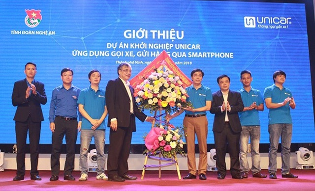 Diễn đàn khởi nghiệp sáng tạo xứ Nghệ 2018 - 2 Lãnh đạo tỉnh Nghệ An tặng hoa chúc mừng dự án khởi nghiệp Unicar - Ứng dụng gọi xe, gửi hàng qua Smartphone.