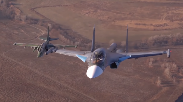 Video phi công Su-25 và Su-34 Nga phô diễn kỹ thuật bay - 1
Hai máy bay Su-34 và Su-25 của Nga bay theo đội hình. (Ảnh: RT)