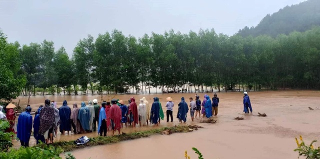 Nam thanh niên bị nước lũ cuốn trôi khi đi qua khe suối - 1 Người dân cùng chính quyền địa phương phường Hương Hồ đang tiếp tục tìm kiếm nạn nhân bị nước lũ cuốn trôi