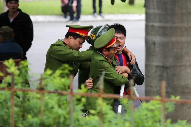 Người dân vượt rào vào trụ sở VFF, đòi mua vé xem chung kết AFF Cup - 12 Người dân vượt rào vào trụ sở VFF, đòi mua vé xem chung kết AFF Cup - 12