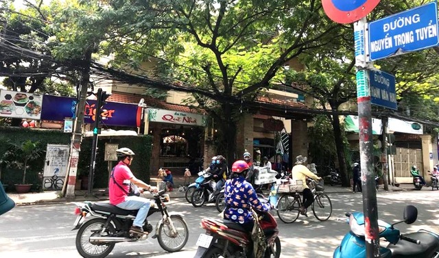 TP.HCM: “Chữa cháy” khẩn vụ “xẻ thịt” đất công mở nhà hàng hoành tráng nhất quận! - 2 Công ty Cổ phần Cơ khí ngân hàng cho Chi nhánh Công ty TNHH Anh Em Anh Lễ - Nhà hàng Quê Nhà thuê đất và khu nhà trên đất từ năm 2015, hợp đồng 5 năm và cho thuê với giá 300 triệu đồng/tháng.