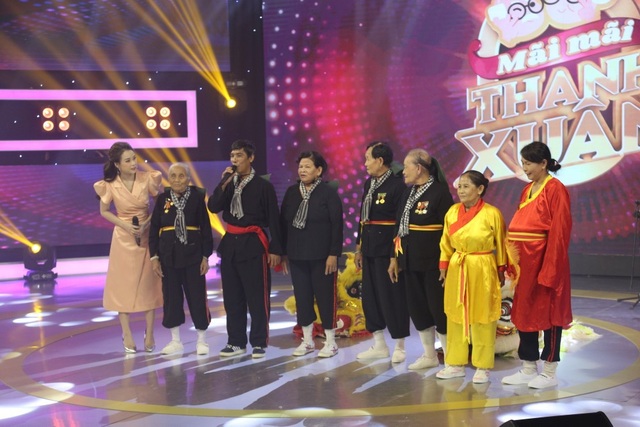 NSND Trần Hiếu: "Khi buồn, tôi khóc một mình" - 5 Nhóm các cụ bà múa lân khiến khán giả kinh ngạc.