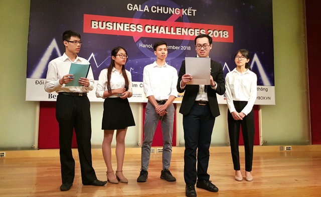 Ý tưởng cho thuê đồ cũ của sinh viên thắng lớn tại giải Business Challenges 2018 - 2 Các đội thi thuyết trình và trả lời các câu hỏi từ Hội đồng Ban giám khảo là các chuyên gia, giảng viên, nhà nghiên cứu kinh tế - tài chính nổi tiếng.