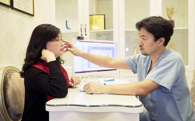 Càng gần cuối năm càng cần cẩn trọng với các dịch vụ phẫu thuật thẩm mỹ mắt giá rẻ - 3 Tiễn sỹ - Bác sỹ Hàn Quốc tại Thanh Hằng Beauty Medi trực tiếp thăm khám và tư vấn cho khách hàng