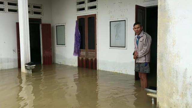 Nước lũ dâng cao chưa từng có trong vòng 20 năm qua - 11
Ông Nguyễn Màu (xã Phổ Ninh) cho biết, khoảng 1h ngày 10/12 lũ trên sông Trà Câu bắt đầu lên nhanh nên nhiều người không kịp dọn đồ đạc lên cao. Nước lên rất nhanh, nhiều người bất ngờ vì không nghĩ thời điểm này còn lũ lớn. Lũ bắt đầu lên lúc 1h sáng, hơn 1 tiếng sau là nước tràn vào nhà hơn nửa mét, ông Màu nói.