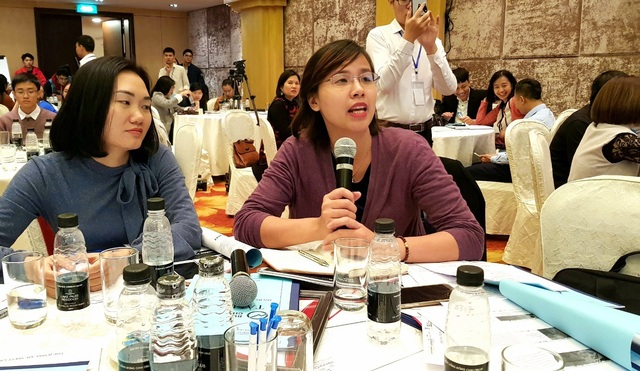 Ý tưởng cho thuê đồ cũ của sinh viên thắng lớn tại giải Business Challenges 2018 - 3 TS Hồng Vinh, giảng viên Kinh tế, trường Đại học Ngoại thương Hà Nội đặt câu hỏi cho các đội thi.
