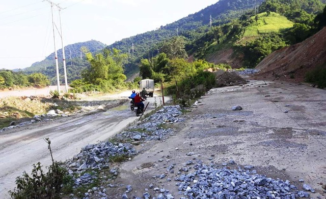 Tỉnh Nghệ An sẽ đề nghị dừng tích nước thủy điện Khe Bố "giải cứu" Quốc lộ 7! - 4 Theo ghi nhận của PV, hầu hết người dân địa phương, người đi đường đều rất bức xúc trước việc đoạn đường này xuống cấp nghiêm trọng.