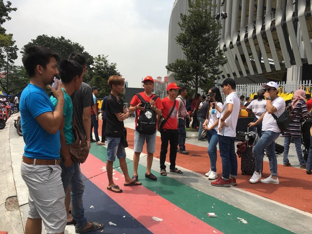 Người Malaysia hứng khởi khoe vé, CĐV Việt Nam chật vật tìm “cửa chợ đen” - 1
Bạn Trần Văn Hoàng (áo đỏ bên phải) bức xúc vì không mua được vé vào sân trận đấu ngày mai - Ảnh: Trọng Trinh