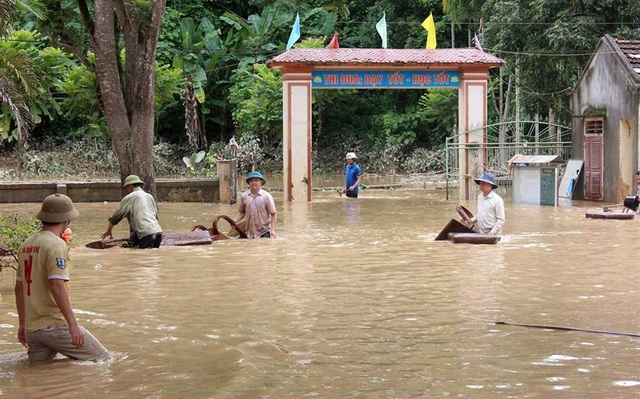 "Truy" trách nhiệm của thủy điện trong khắc phục hậu quả xả lũ - 3 Ngập sâu do thủy điện xả lũ với lưu lượng nước lớn khiến người dân vùng hạ du hết sức khốn đốn.