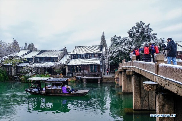 Tuyết đầu mùa phủ trắng trời, biến cổ trấn nghìn năm tuổi hóa chốn thần tiên - 3 Dòng du khách không quản trời đông giá lạnh, đổ về Ô Trấn ngày một nhiều