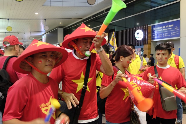 Cổ động viên Việt dậy từ sáng sớm, đáp chuyên cơ sang Malaysia cổ vũ đội nhà - 11 Sau 10 năm, kể từ chung kết AFF 2008, Việt Nam mới lại góp mặt ở trận đấu quan trọng tranh cúp vàng vô địch. Vì thế, dù chi phí sang Malaysia không rẻ nhưng nhiều người hâm mộ vẫn sẵn sàng chi tiền, góp mặt cổ vũ đội nhà.