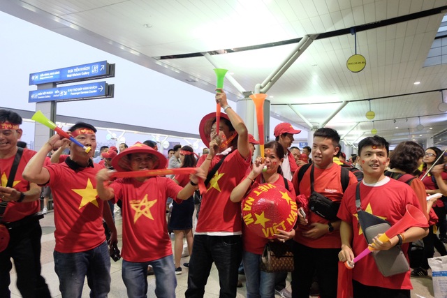 Cổ động viên Việt dậy từ sáng sớm, đáp chuyên cơ sang Malaysia cổ vũ đội nhà - 9
Nhiều cổ động viên chuẩn bị các trang phục độc đáo, cầu kỳ không quên mang theo trống, kèn để cổ vũ đội nhà giành chiến thắng.