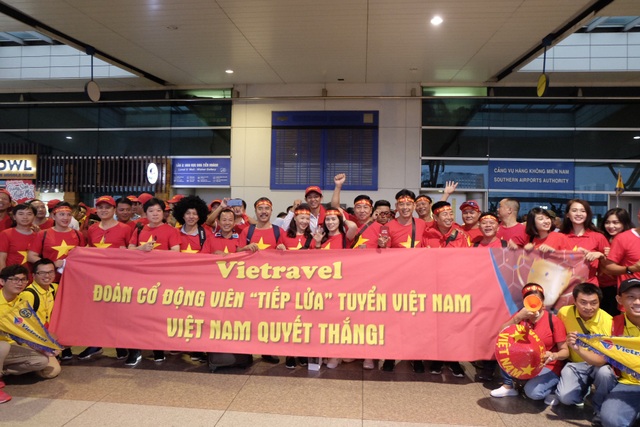 Cổ động viên Việt dậy từ sáng sớm, đáp chuyên cơ sang Malaysia cổ vũ đội nhà - 14 Theo lịch trình, trận chung kết lượt đi AFF Cup 2018 sẽ diễn ra vào ngày 11/12 trên sân vận động Quốc gia của Malaysia Bukit Jalil. Sân vận động này nằm tại trung tâm thủ đô Kuala Lumpur. Trận lượt về, sẽ diễn ra vào ngày 15/12 trên SVĐ Mỹ Đình (Hà Nội).
