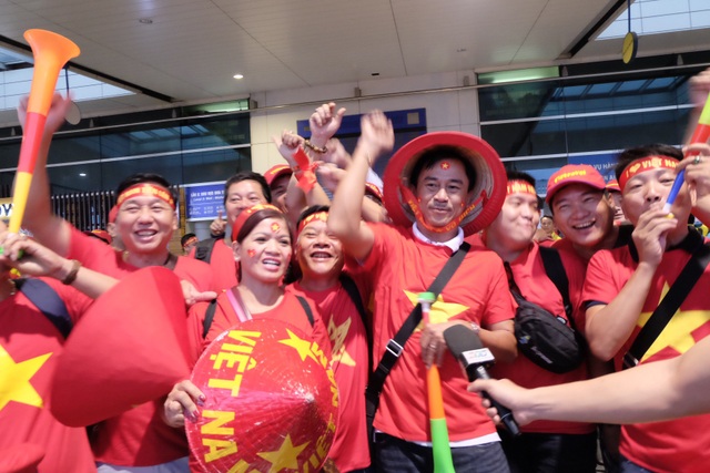 Cổ động viên Việt dậy từ sáng sớm, đáp chuyên cơ sang Malaysia cổ vũ đội nhà - 8 Tại sân bay Tân Sơn Nhất, từ sáng sớm không khí cũng vô cùng sôi nổi, nhộn nhịp với hàng trăm cổ động viên lên đường sang Malaysia.