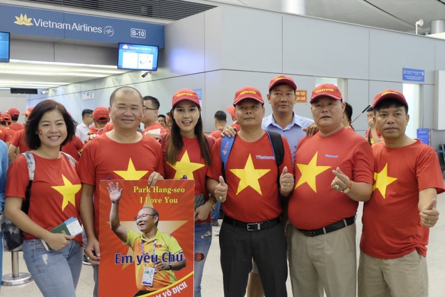 Cổ động viên Việt dậy từ sáng sớm, đáp chuyên cơ sang Malaysia cổ vũ đội nhà - 10 Hầu hết các đoàn CĐV đều đi theo tour do các công ty du lịch tổ chức với giá dao động từ 10-15 triệu đồng/ người.