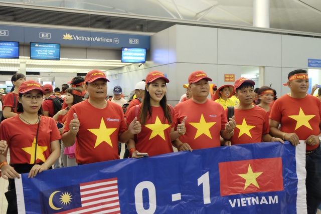 Cổ động viên Việt dậy từ sáng sớm, đáp chuyên cơ sang Malaysia cổ vũ đội nhà - 12 Người hâm mộ hy vọng tuyển Việt Nam sẽ giành chiến thắng 1-0 trước đội chủ nhà Malaysia.