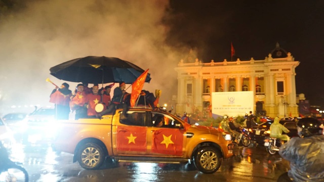 Người hâm mộ ào xuống đường trong mưa rét - 1 Người hâm mộ ào xuống đường trong mưa rét - 1