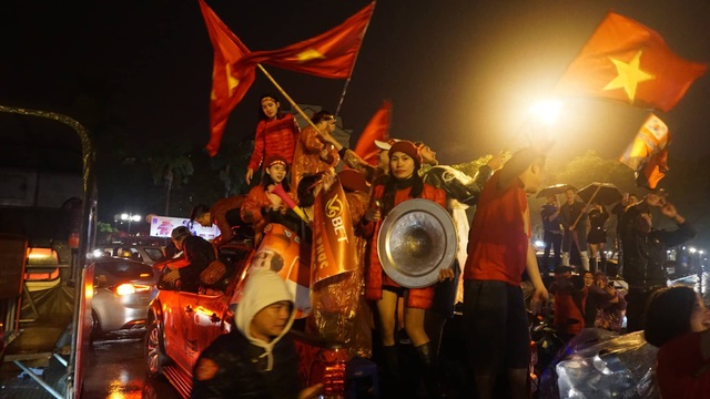 Người hâm mộ ào xuống đường trong mưa rét - 7 Người hâm mộ ào xuống đường trong mưa rét - 7