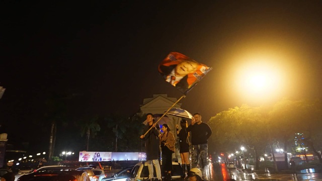 Người hâm mộ ào xuống đường trong mưa rét - 8 Người hâm mộ ào xuống đường trong mưa rét - 8