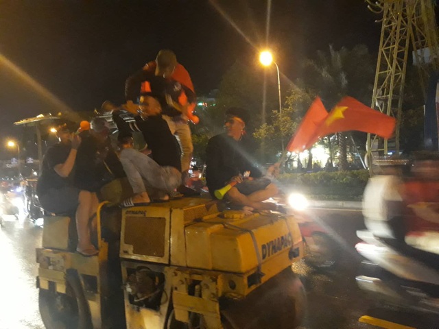 Người hâm mộ ào xuống đường trong mưa rét - 22 Người hâm mộ ào xuống đường trong mưa rét - 22