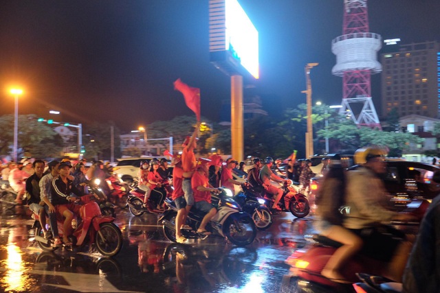 Người hâm mộ ào xuống đường trong mưa rét - 18 Người hâm mộ ào xuống đường trong mưa rét - 18
