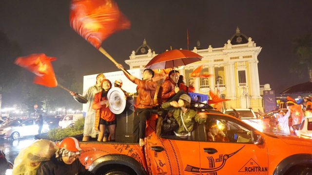 Người hâm mộ ào xuống đường trong mưa rét - 6 Người hâm mộ ào xuống đường trong mưa rét - 6