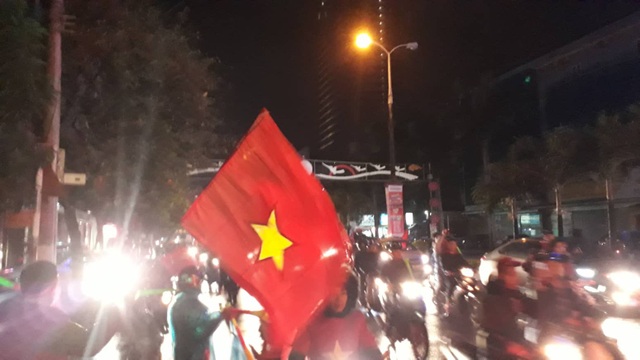 Người hâm mộ ào xuống đường trong mưa rét - 12 Người hâm mộ ào xuống đường trong mưa rét - 12