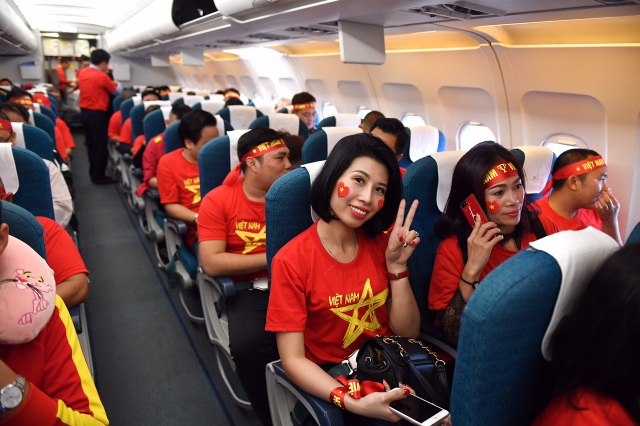 Cổ động viên Việt dậy từ sáng sớm, đáp chuyên cơ sang Malaysia cổ vũ đội nhà - 7
Dịp này, để phục vụ người hâm mộ sang tiếp lửa đội nhà, Vietnam Airlines đã tăng cường thêm nhiều chuyến bay đi và về trong ngày, từ Hà Nội, TP HCM, Đà Nẵng đến Kuala Lumpur (Malaysia). Nhiều đơn vị lữ hành cũng phối hợp với hãng hàng không xây dựng tour trọn gói trong ngày 11/12, nhằm giúp các cổ động viên hoàn toàn thoải mái tận hưởng không khí trận chung kết lượt đi.