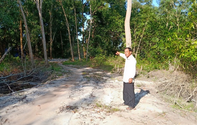 Kiên Giang: Đất đang tranh chấp, huyện Phú Quốc vẫn cấp sổ đỏ! - 4 Mặc dù vụ việc tranh chấp đất giữa ông và bà Phượng tòa án huyện Phú Quốc đang thụ lí nhưng thời gian gần đây một nhóm người ngang nhiên chặt phá cây, mở tuyến đường đi xuống biển