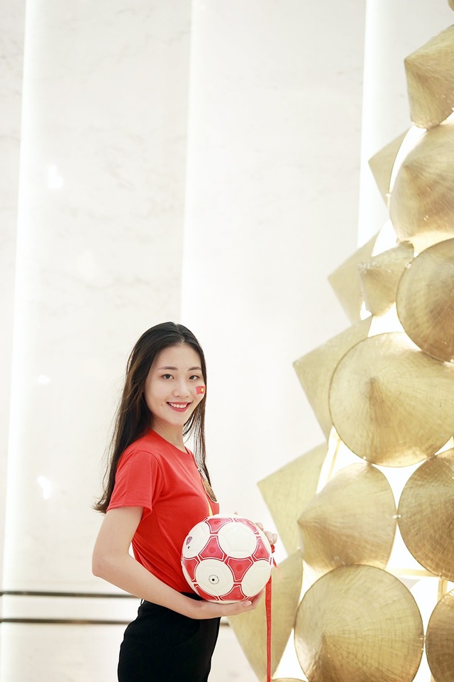 Hoà chung không khí khán giả cả nước hướng về trận chung kết AFF Cup 2018 tối 11/12 và 15/12 tới đây giữa đội tuyển Việt Nam với tuyển Malaysia, các thí sinh chung kết Hoa khôi sinh viên Việt Nam 2018 đã cùng thể hiện tinh thần ủng hộ, cổ vũ ấn tượng.