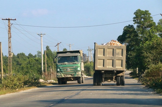 Ninh Bình: Đoàn xe “siêu tải” lao vun vút trên đường khiến người dân… khiếp sợ! - 3 Ninh Bình: Đoàn xe “siêu tải” lao vun vút trên đường khiến người dân… khiếp sợ! - 3