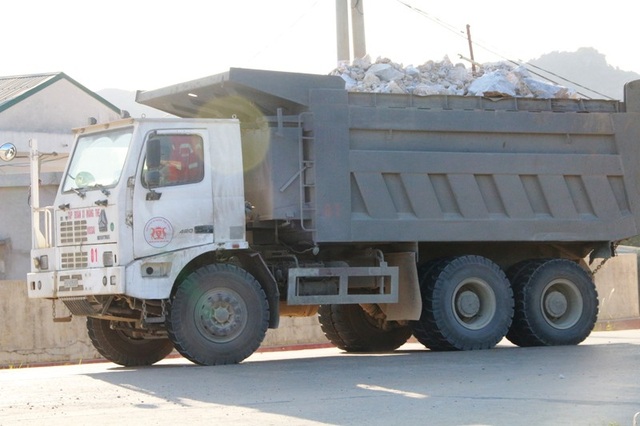 Ninh Bình: Đoàn xe “siêu tải” lao vun vút trên đường khiến người dân… khiếp sợ! - 7 Ninh Bình: Đoàn xe “siêu tải” lao vun vút trên đường khiến người dân… khiếp sợ! - 7