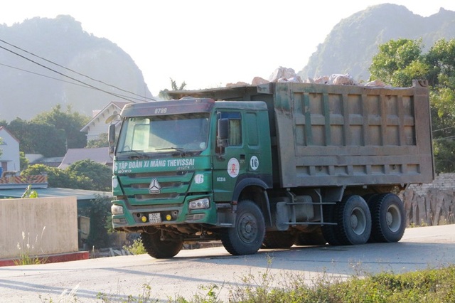 Ninh Bình: Đoàn xe “siêu tải” lao vun vút trên đường khiến người dân… khiếp sợ! - 4 Ninh Bình: Đoàn xe “siêu tải” lao vun vút trên đường khiến người dân… khiếp sợ! - 4