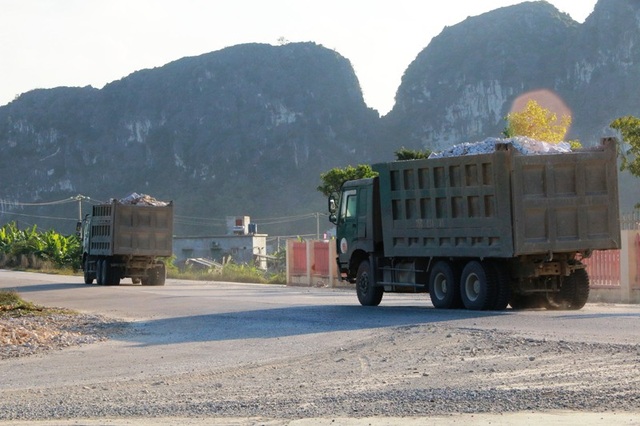 Ninh Bình: Đoàn xe “siêu tải” lao vun vút trên đường khiến người dân… khiếp sợ! - 6 Ninh Bình: Đoàn xe “siêu tải” lao vun vút trên đường khiến người dân… khiếp sợ! - 6
