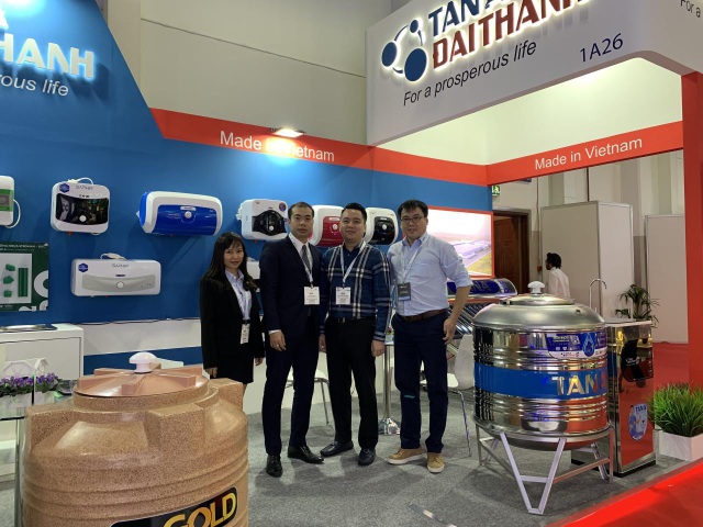 Tập đoàn Tân Á Đại Thành tham dự Triển lãm The Big 5 tại Dubai - 2 Ông Lê Phương – Đại diện Tham tán thương mại Việt Nam tại UAE tham quan gian hàng
