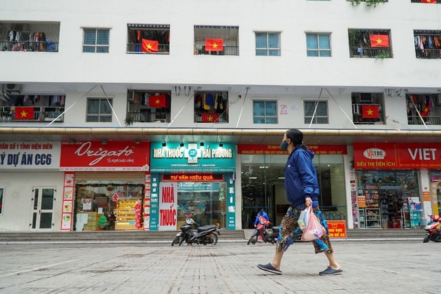 Chúng tôi cũng như hàng triệu người dân cả nước muốn thể hiện sự yêu mến cũng như tiếp sức cho đội tuyển giành chiến thắng bằng cách treo lá cờ đỏ sao vàng lên ban công, chị Thu Trang, 28 tuổi, cư dân tòa chung cư HH3A, vui vẻ nói.