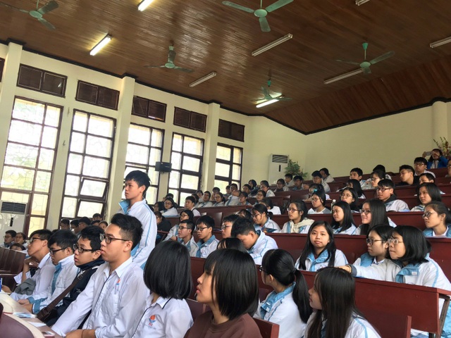 Cuộc thi “IELTS Circle of Champions 2018” chính thức bước vào vòng chung kết toàn quốc - 2
Các em học sinh hào hứng tham gia dự thi.