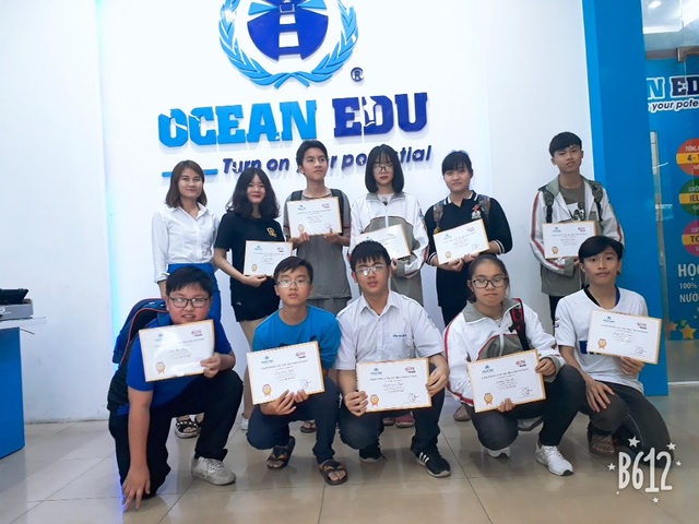 Cuộc thi “IELTS Circle of Champions 2018” chính thức bước vào vòng chung kết toàn quốc - 6
Hàng ngàn phần quà và học bổng vòng loại đã được trao tặng tới các em học sinh.